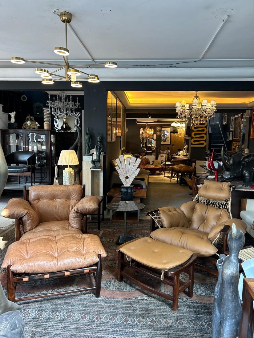 Poltronas de couro com pufes